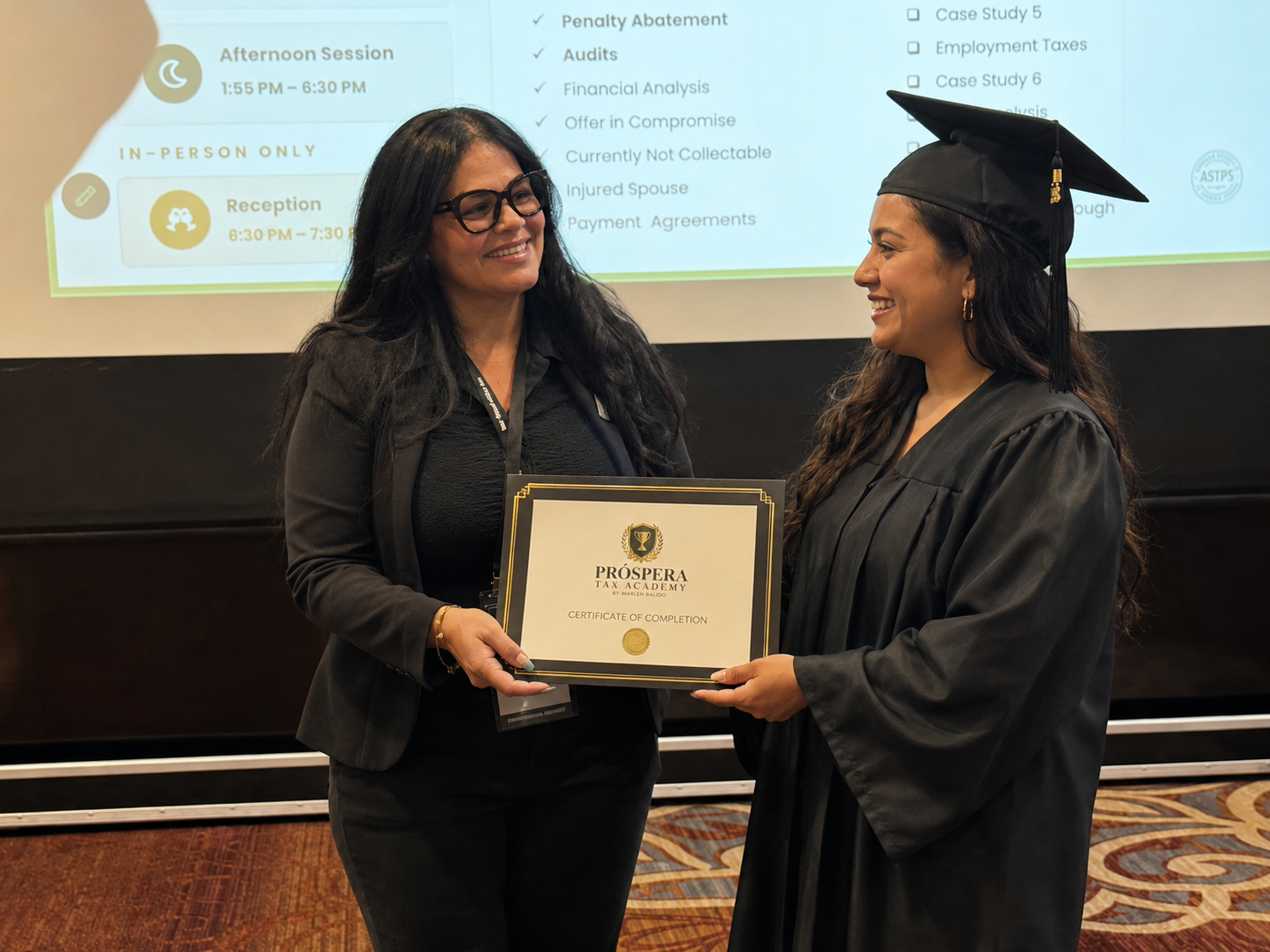 Marlén handing a graduate their certificate